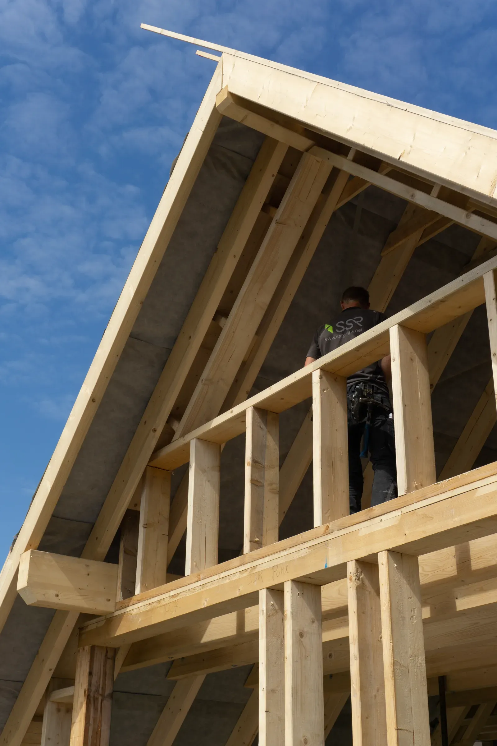 Neuer Dachstuhl aus Holz, gefertigt von SSR Zimmerern