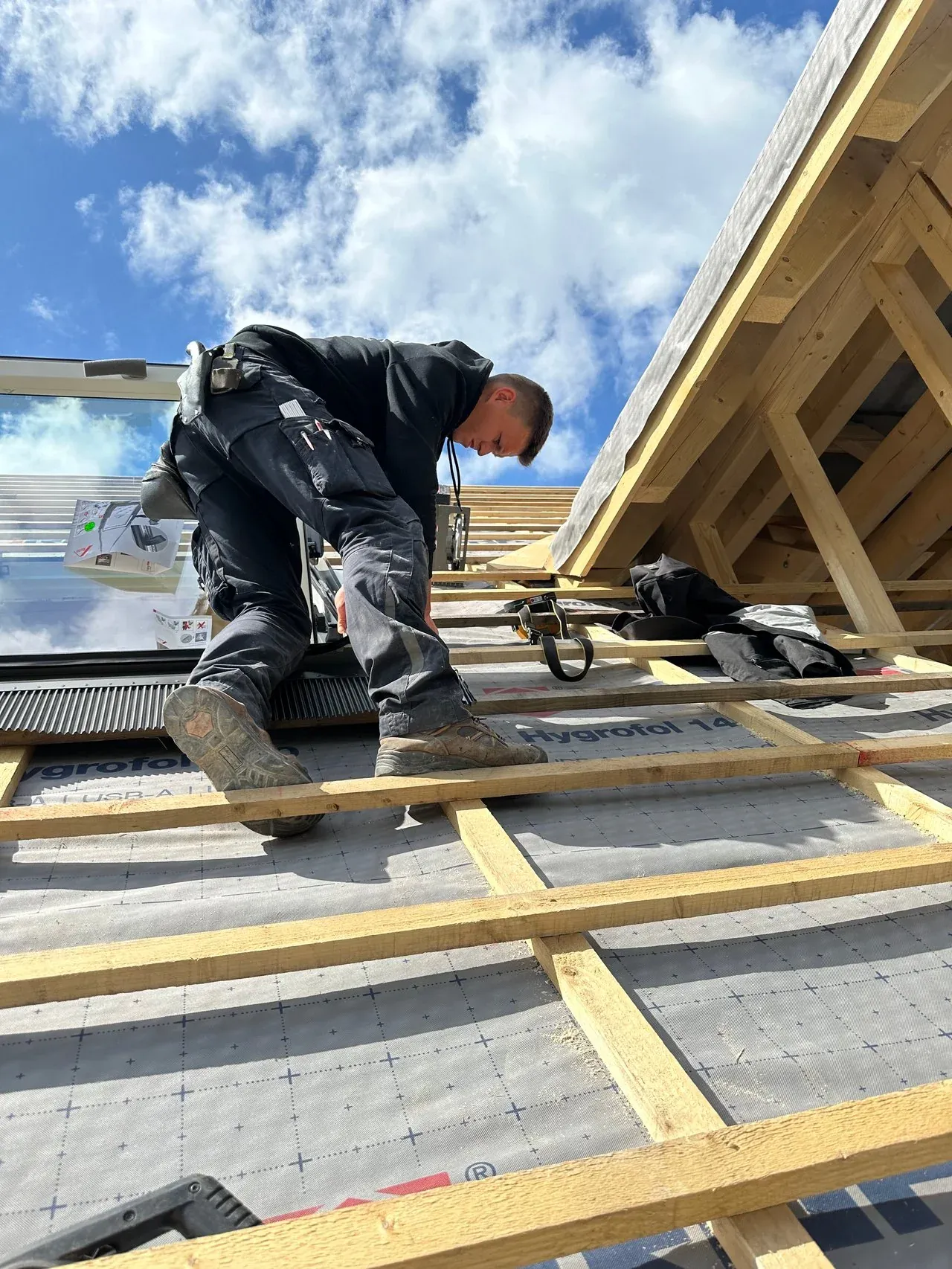 SSR Dachdecker beim Einbau eines Dachfensters