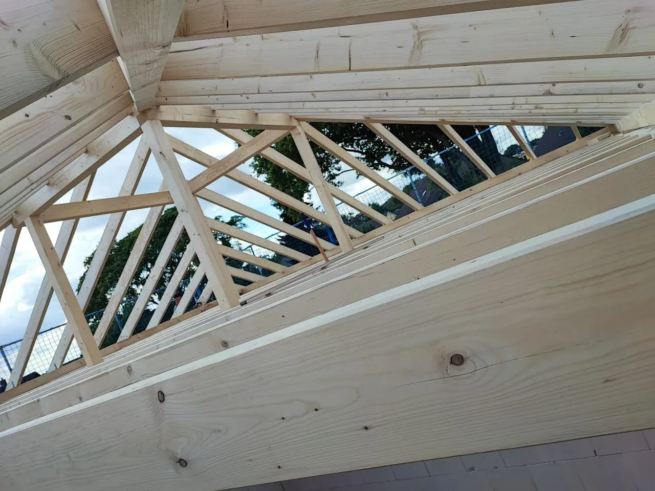 Präzise gefertigter Holz-Dachstuhl von SSR Zimmerern