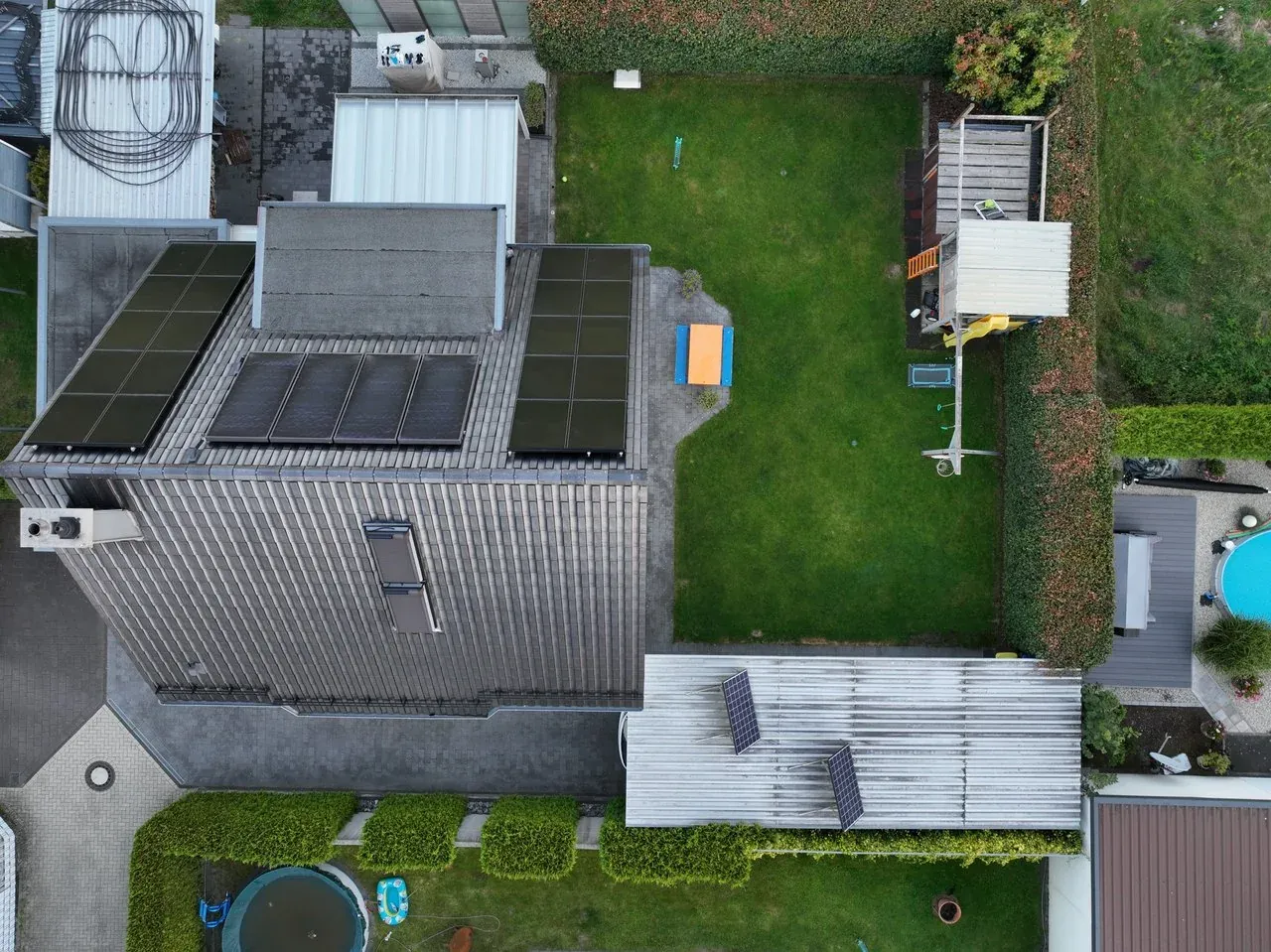 Saniertes Dach aus der Drohnenperspektive