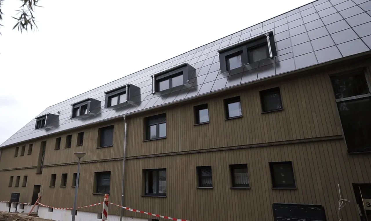 Mehrfamilienhaus Fassadensanierung — Seriell saniert