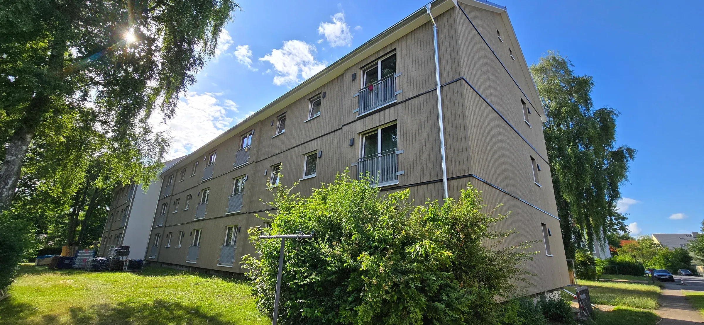 Seriell saniertes Mehrfamilienhaus mit neuer vorgefertigter Fassade
