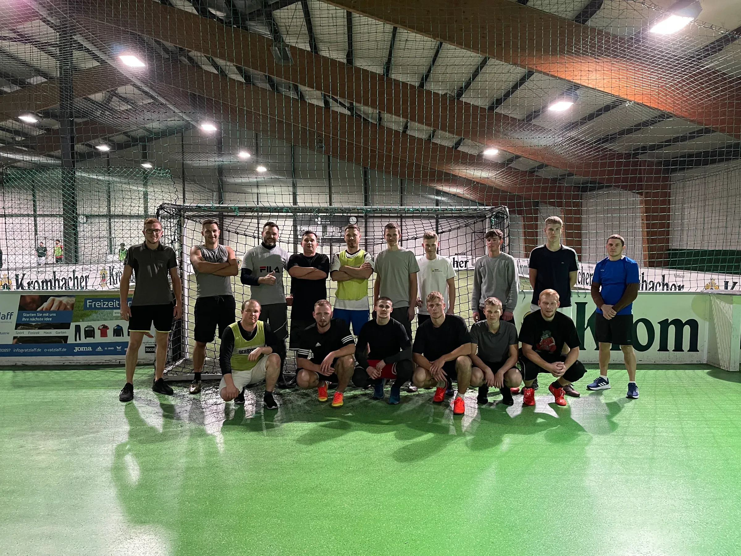 Das SSR Team beim gemeinsamen Hallenfußball — ein Team, das zusammenhält