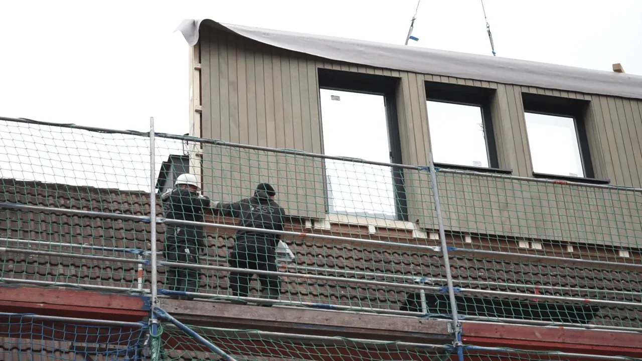 Fertig sanierte Fassade eines seriell modernisierten Gebäudes