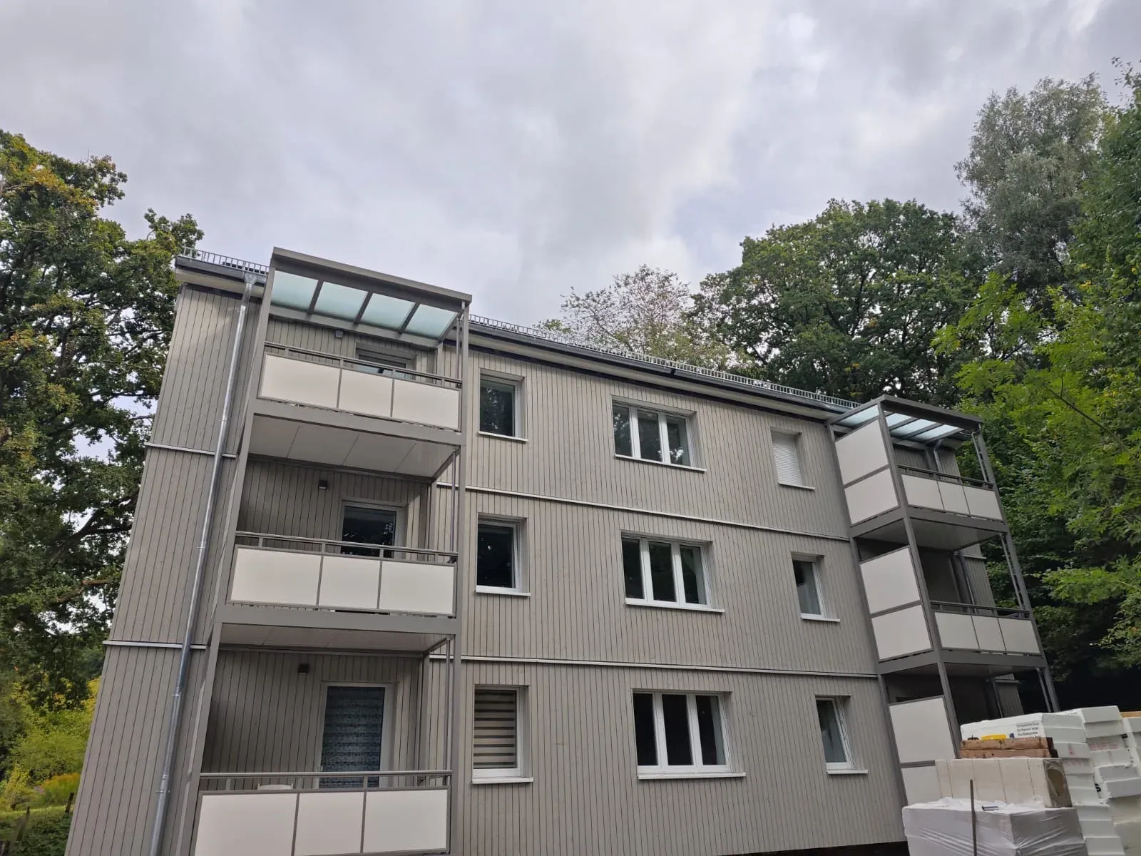 Mehrfamilienhaus Fassadensanierung — Seriell saniert