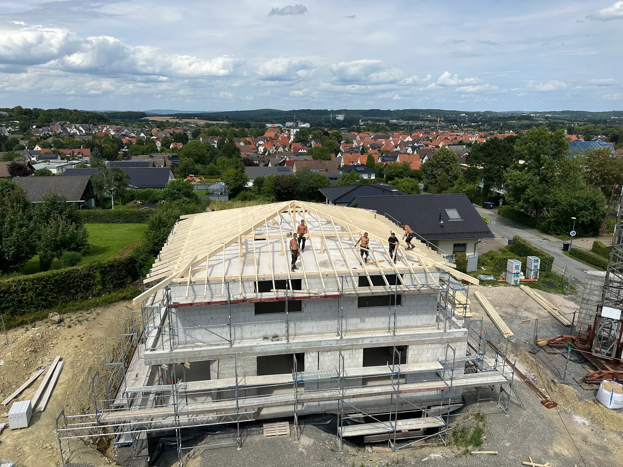 SSR Zimmerer richten einen Neubau-Dachstuhl in OWL auf