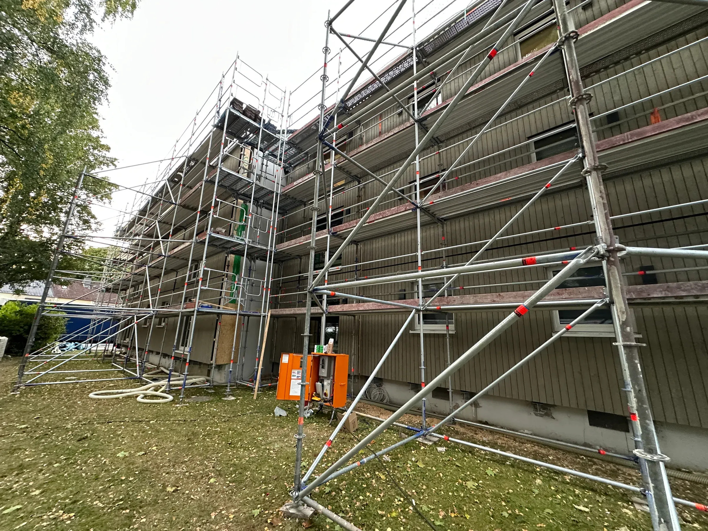 Montage vorgefertigter Holzrahmenelemente am bewohnten Gebäude