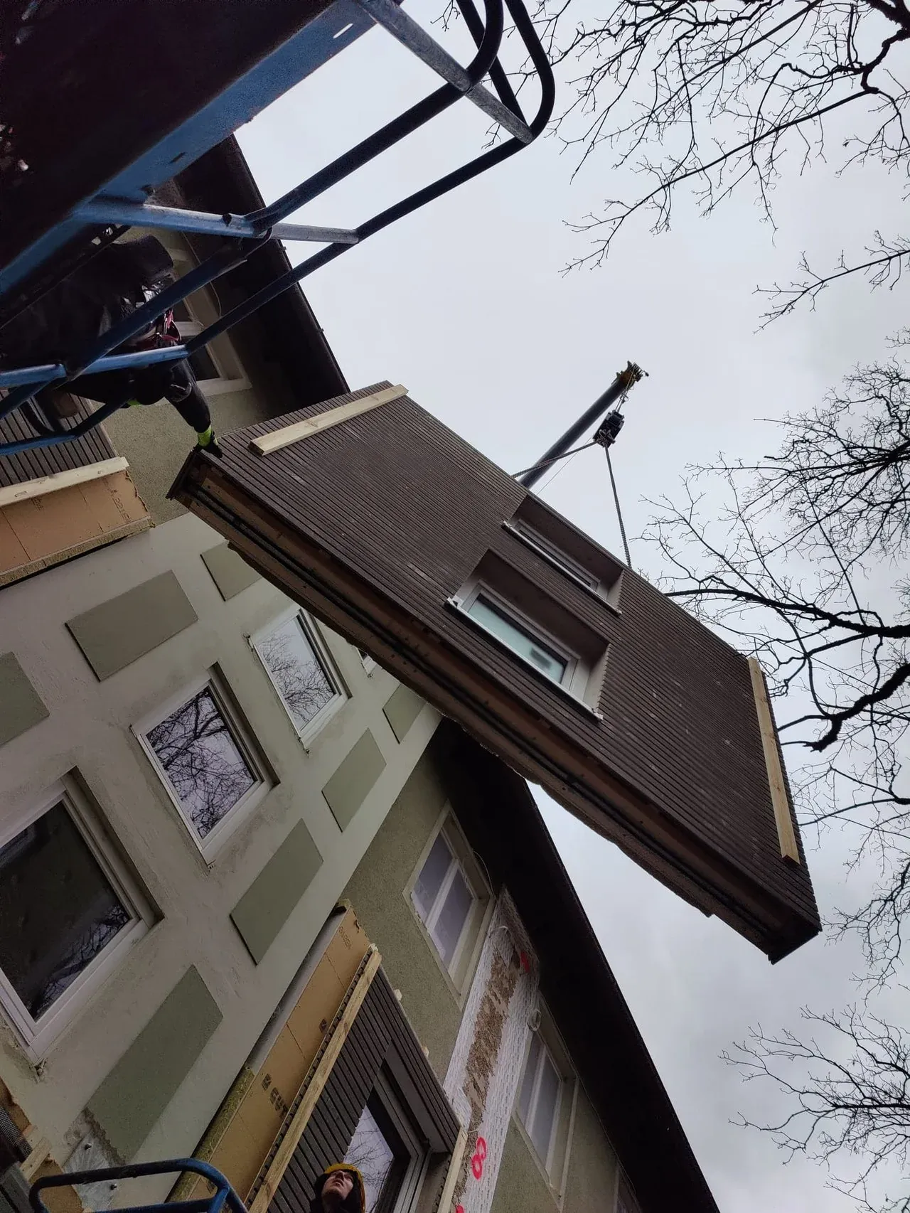 Bewohntes Mehrfamilienhaus während der seriellen Sanierung