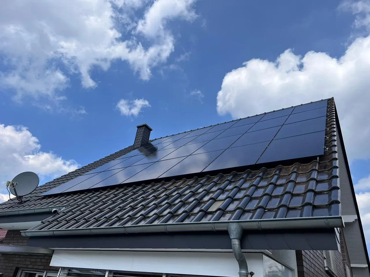 Saniertes Dach mit Photovoltaik in OWL