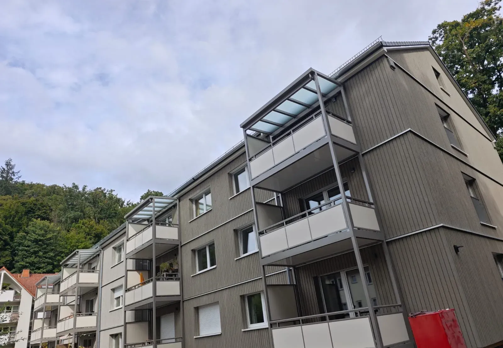 Mehrfamilienhaus im Gerüst während der seriellen Fassadensanierung