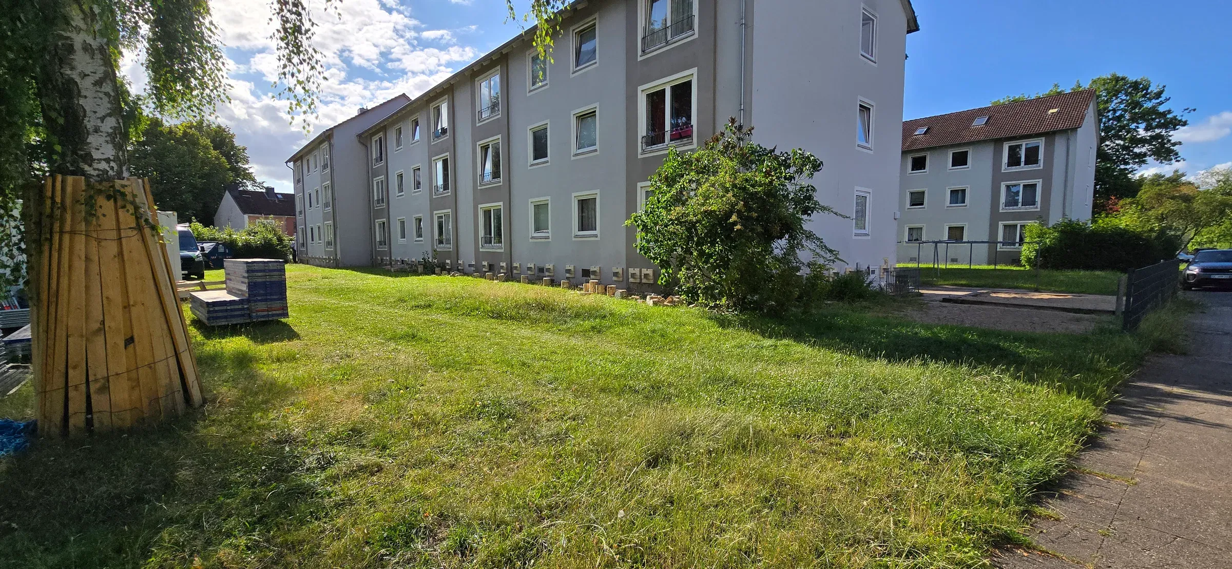 Bewohntes Mehrfamilienhaus während der seriellen Sanierung