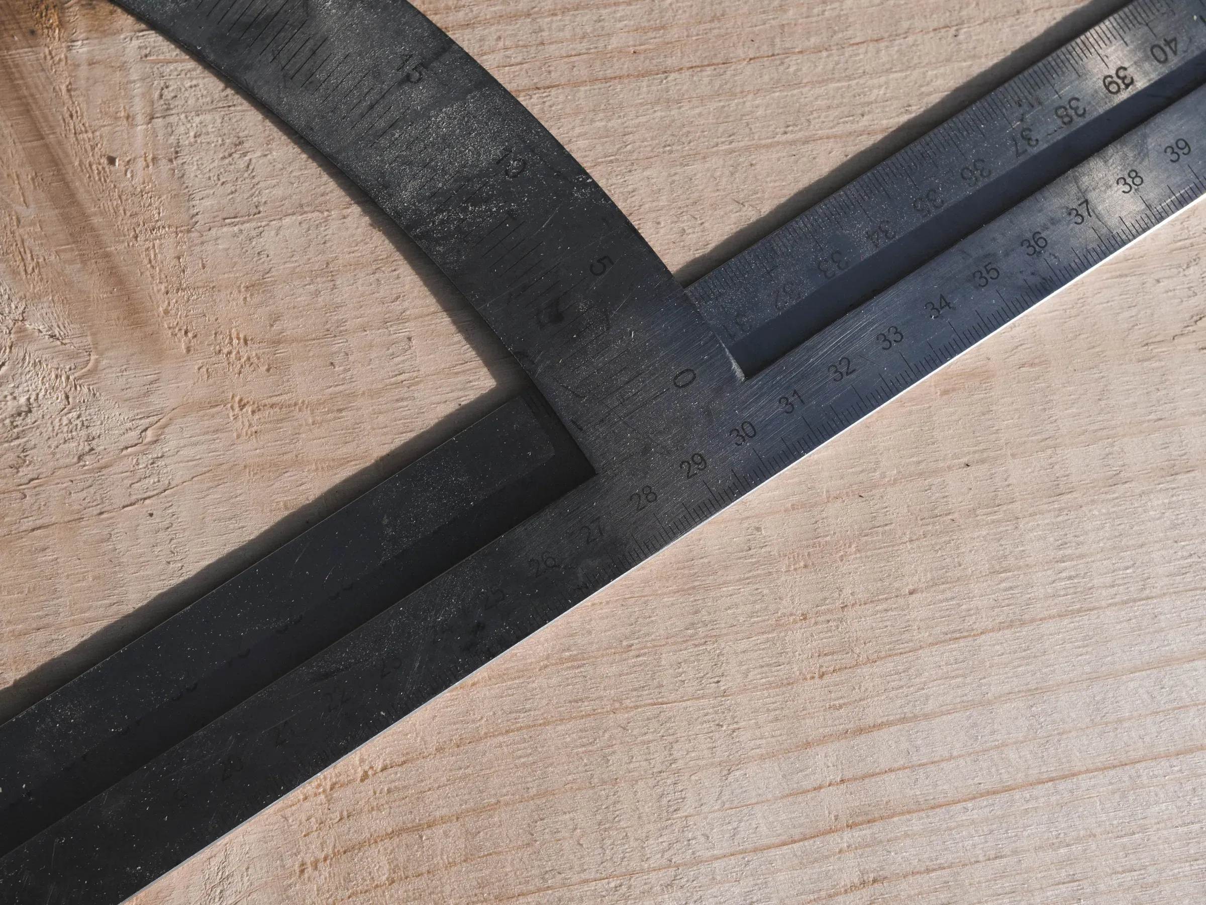 Vorgefertigtes Holzrahmenelement wird per Kran an die Fassade gesetzt
