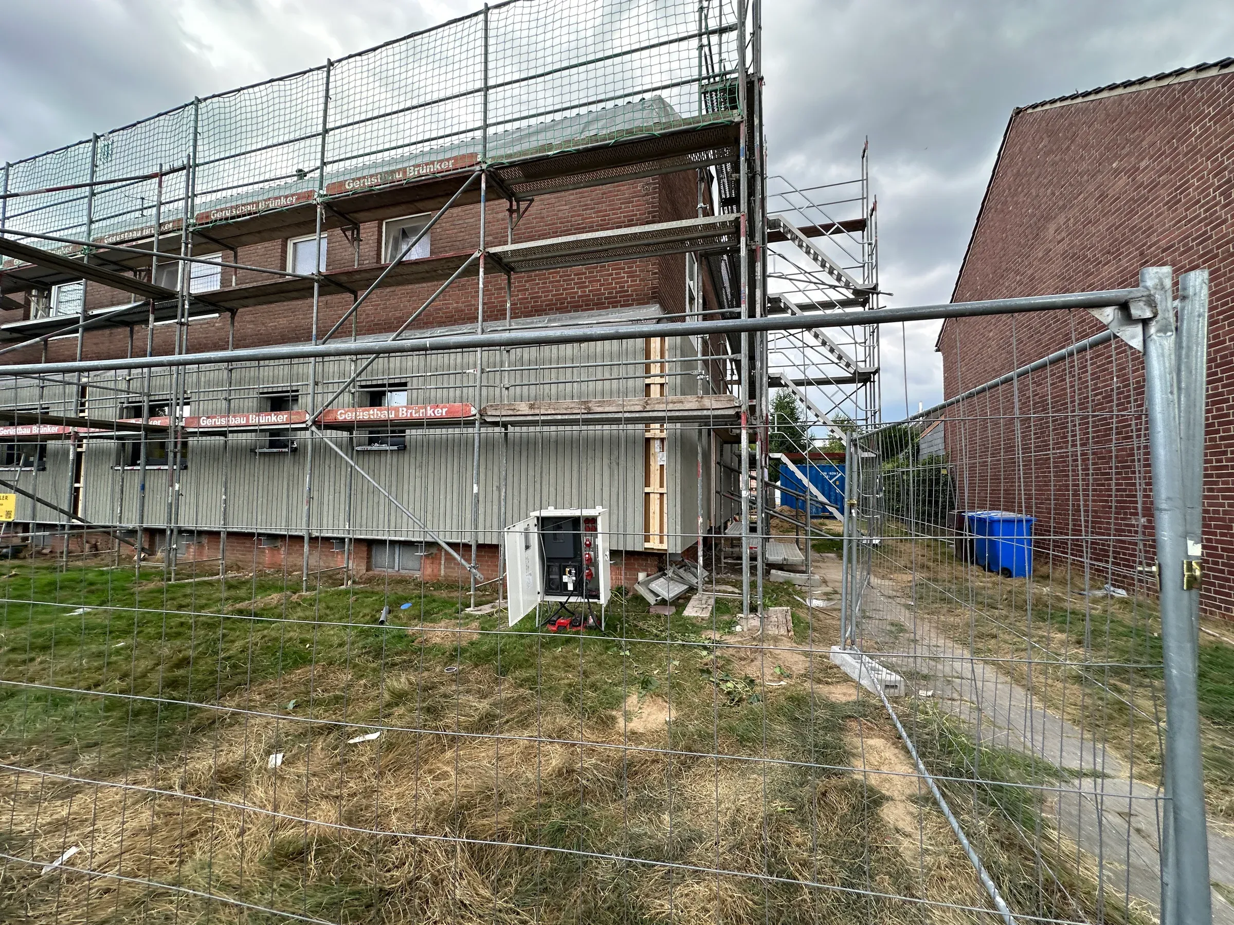 Fertig sanierte Fassade eines seriell modernisierten Gebäudes