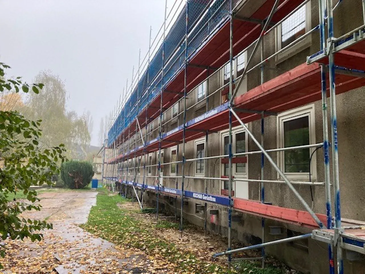 Mehrfamilienhaus Fassadensanierung — Bestand